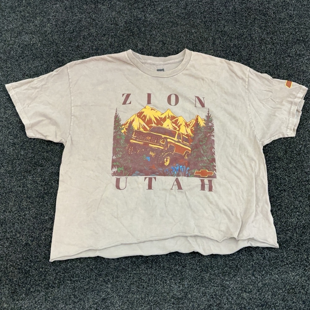 GM Shirt Mens XL Beige Zion Utah Mountains Chevy Truck Logo Graphic Tee Shirt